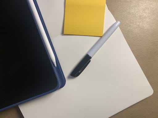 Foto van een iPad, notitieblok en een pen.
Benodigde materialen om meteen aan de slag te gaan met zakelijk tekenen: stift, papier of tablet met stylus.